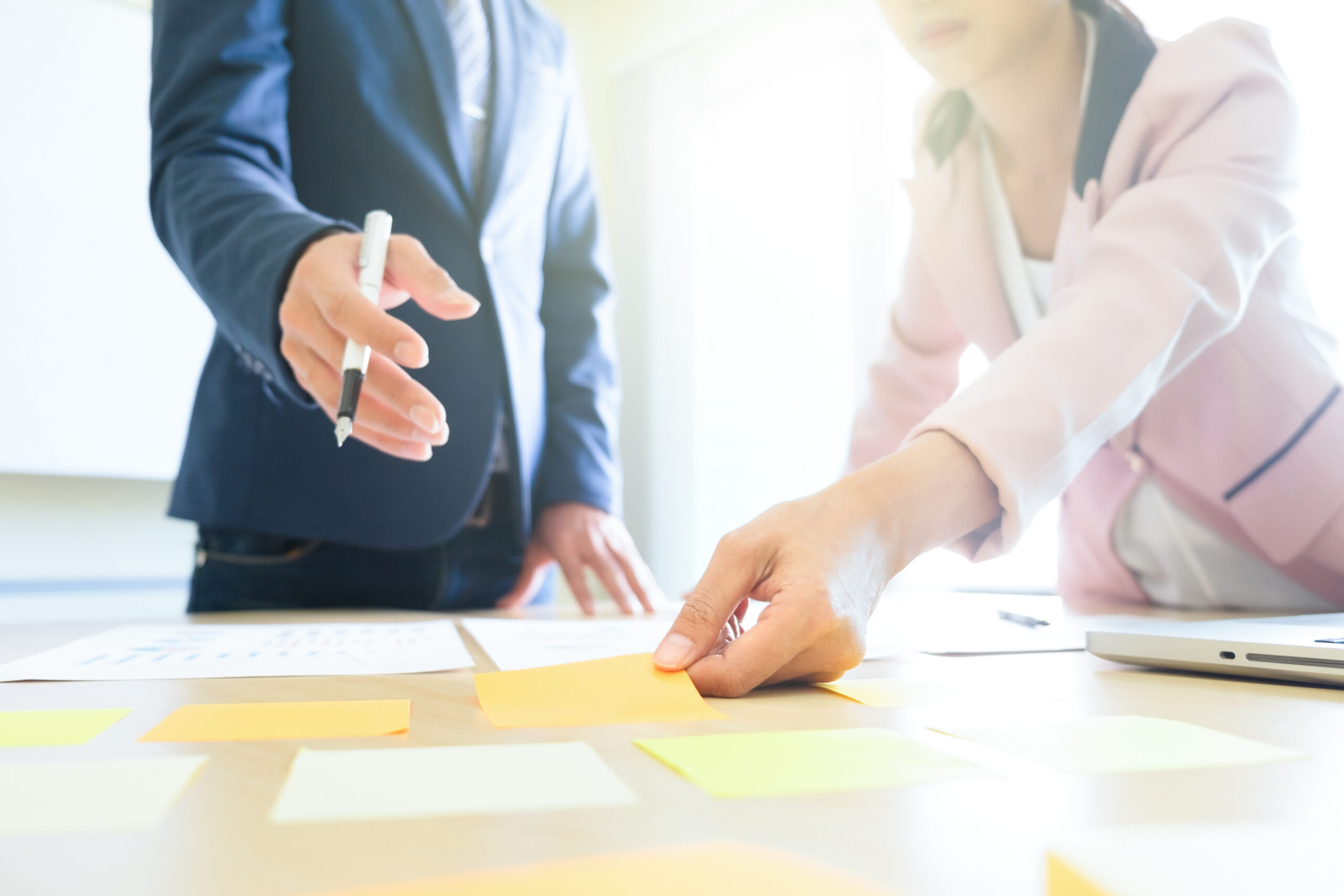 外注化と内製化の違いを徹底比較！自社に最適な選択肢はどちらか？